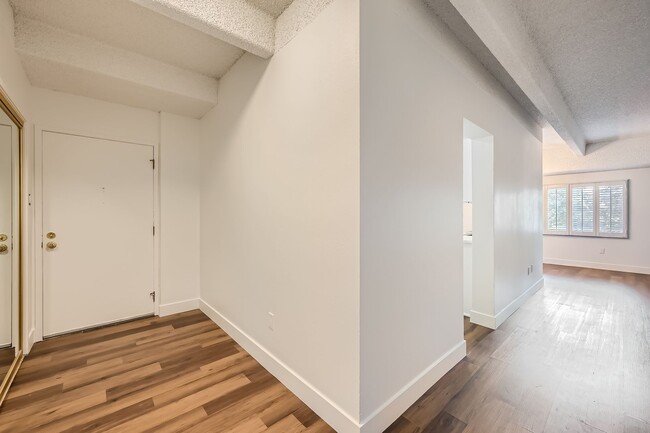 Building Photo - Completely Updated 2 Bedroom 2 Bathroom Co...