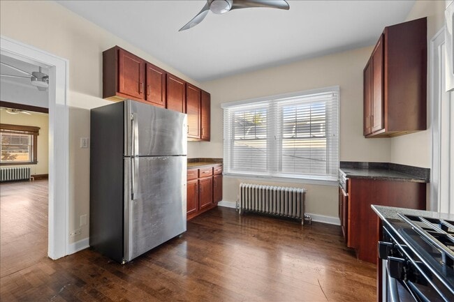 Building Photo - 913 Green Bay Rd