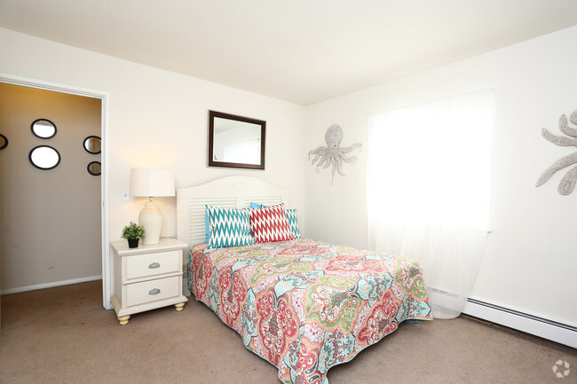 Bedroom - Greenbriar Hills Apartments