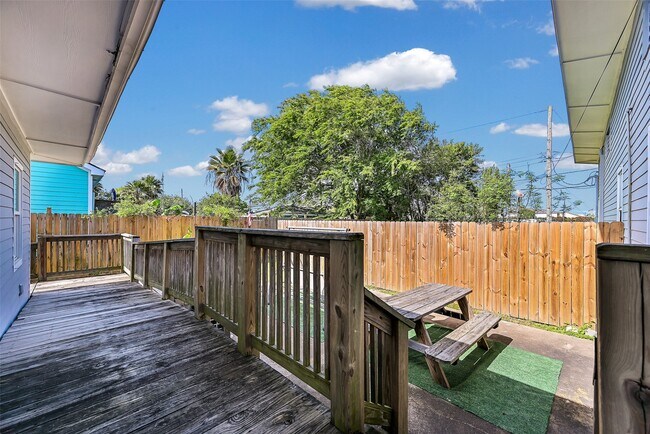 Building Photo - 2328 Wimcrest St