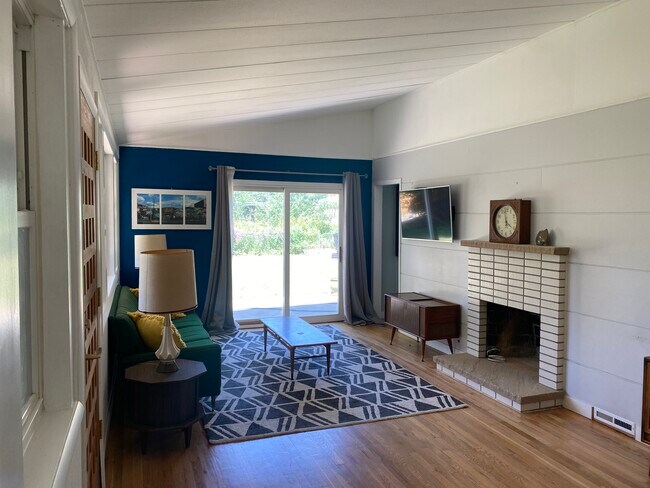 Building Photo - 3065 N Glencoe St