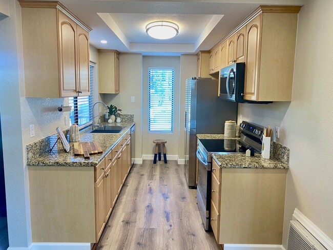 Building Photo - Stunning 2 bed 2 bath Condo In San Carlos Move In Special*