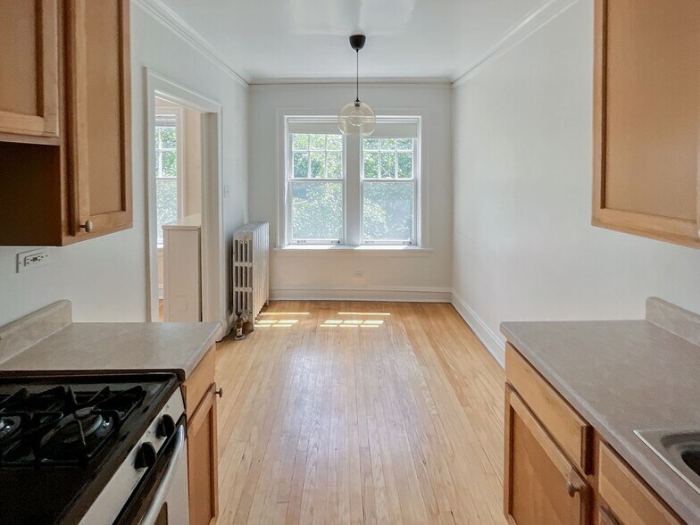 Building Photo - 1605 W Sunnyside Ave