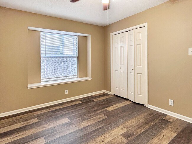 Building Photo - Charming 3-Bedroom Home in Great Northwest with Fireplace & Shaded Backyard