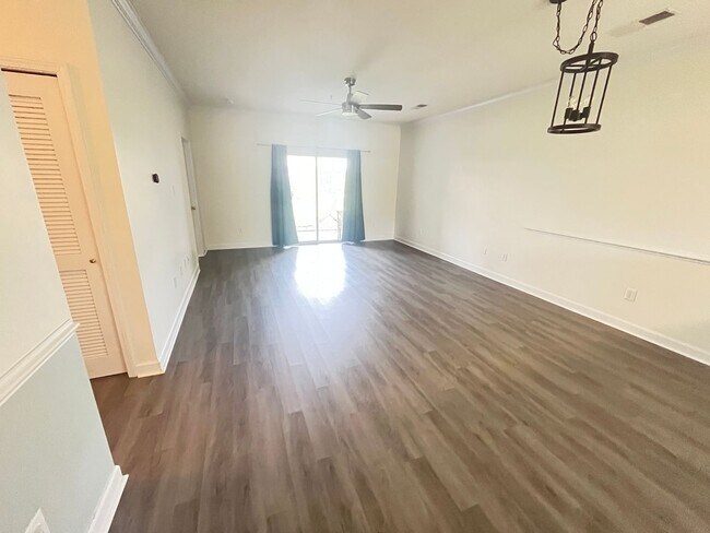 Building Photo - First Floor, 2 Bedroom, 2 Bath Condo with Screened Patio! Community Pool! Available Now!