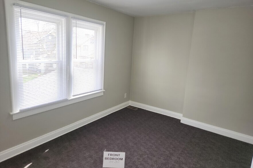 Front Bedroom - 43 N Roys Ave