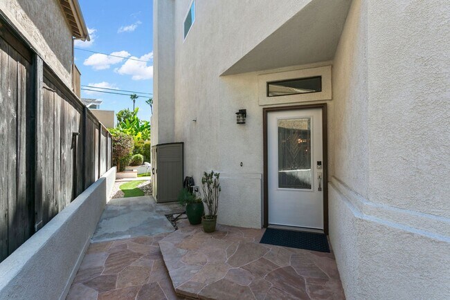 Building Photo - 33882 Diana Dr