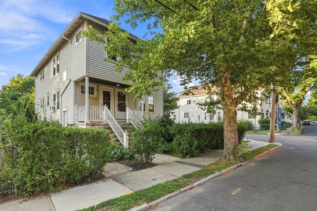 Building Photo - 99 Thorndike St