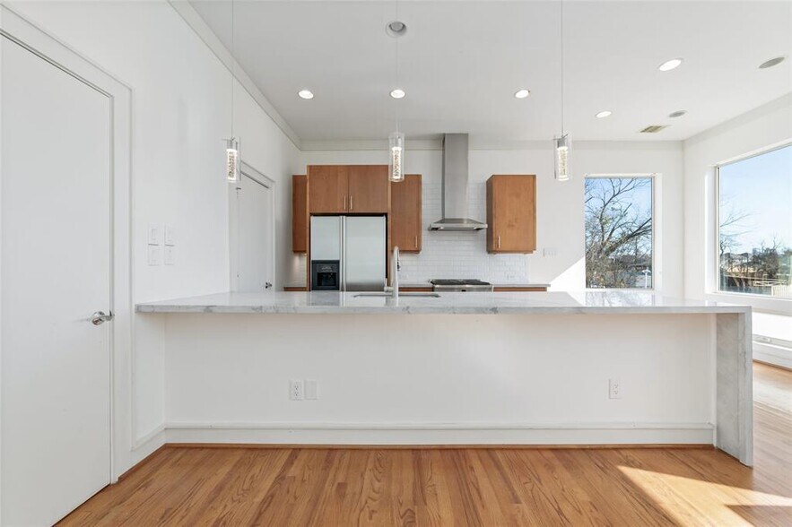 Primary Photo - 821A W 25th St