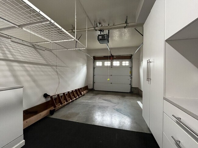 Building Photo - Stunning Lake Oswego Home with Outdoor Retreat, Vaulted Ceilings & Walk-In Closet