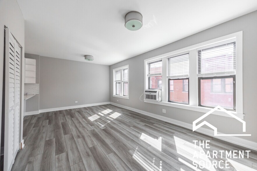 Building Photo - 3943 N Janssen Ave