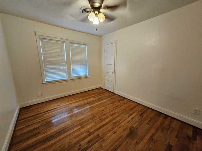 Building Photo - 4 BEDROOM, 2 BATH! CORNER LOT