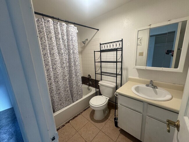 Building Photo - 2 Bedroom Condo in Southeast Denver