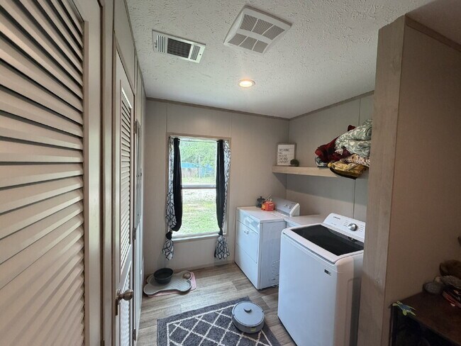 Building Photo - Mobile Home for Rent