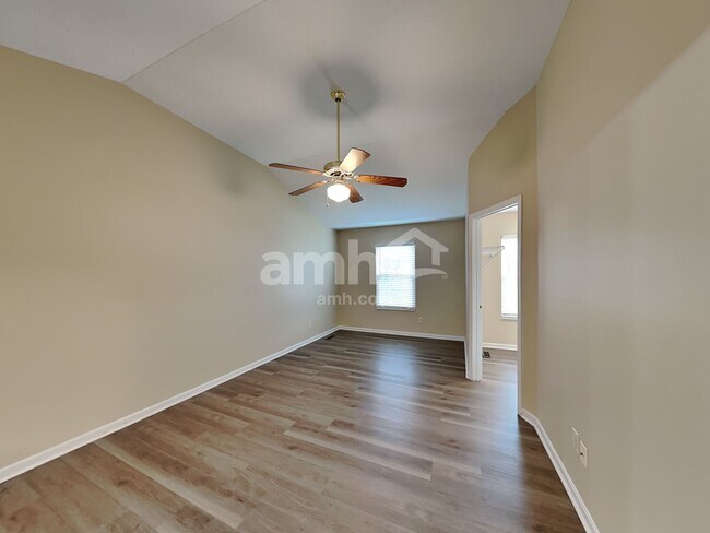 Building Photo - 753 Lakefield Dr