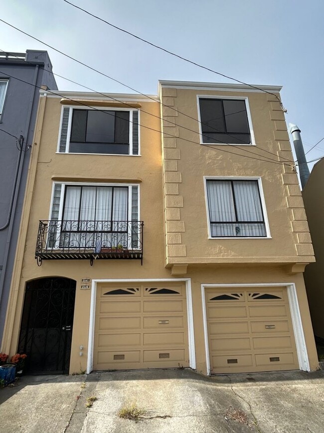 Building Photo - Spacious 2bd/1bth Upper Flat With Beautiful Views