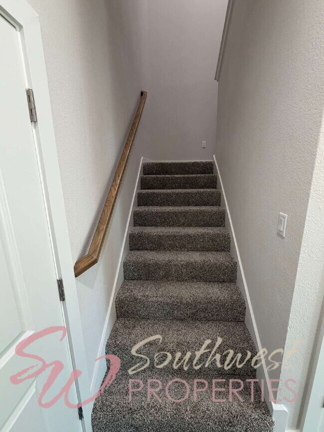 Building Photo - FOUR bedroom townhouse. Off campus living with easy, close to campus style!