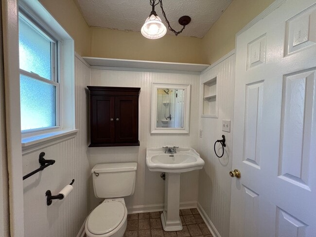 Building Photo - Adorable 3/2 on large corner lot