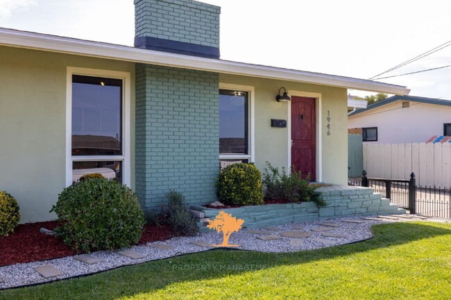 Building Photo - "Charming 3-Bedroom Coastal Retreat on Yos...