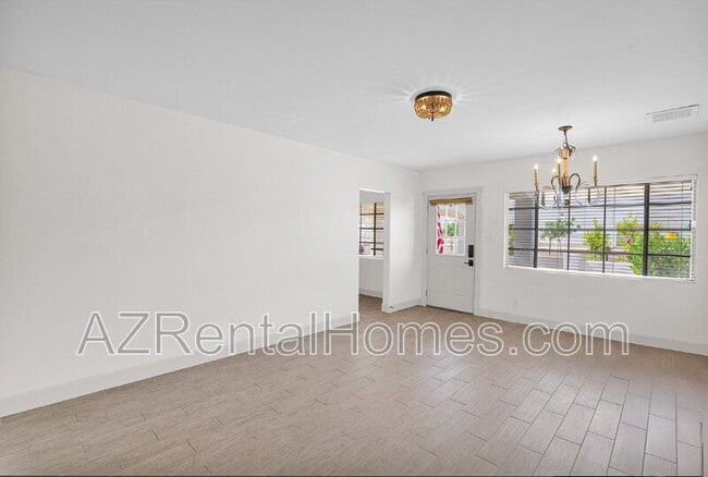 Building Photo - 5513 E Earll Dr