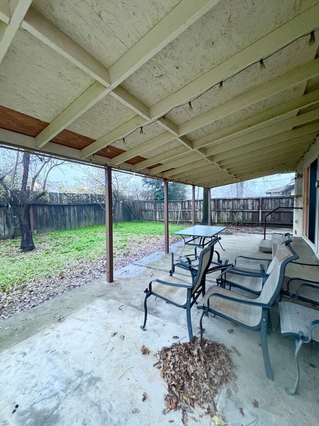 Building Photo - Westside - Close to Shopping