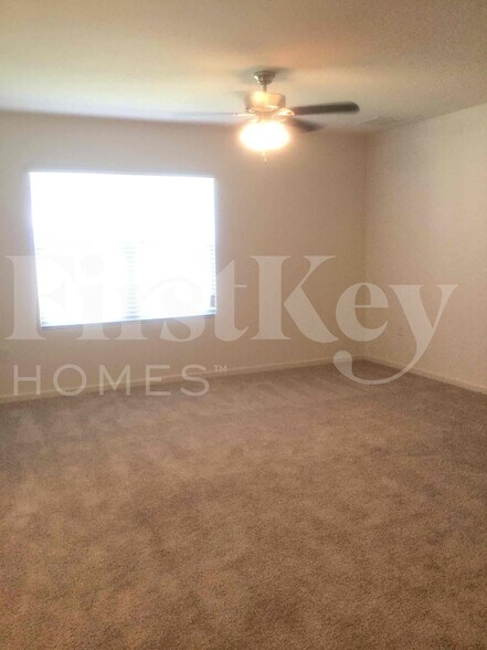 Building Photo - 407 SW Lakehurst Dr