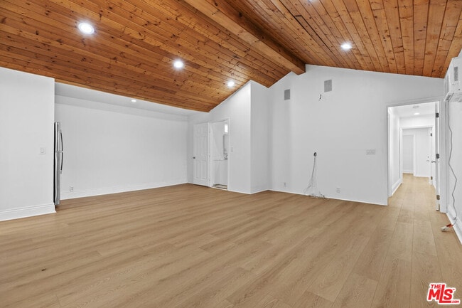 Building Photo - 3913 S Budlong Ave