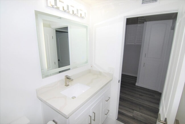 Building Photo - Stunning Fully Remodeled Condo in Costa Mesa