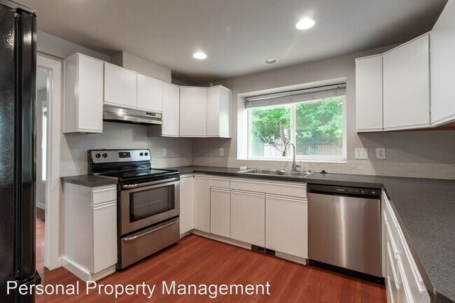 Building Photo - 3 br, 2.5 bath House - 708 NE 159th Ct