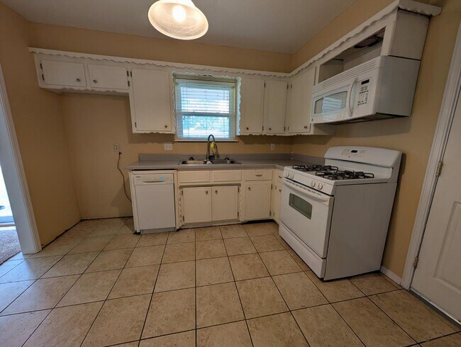 Building Photo - 1404 Heather Ln