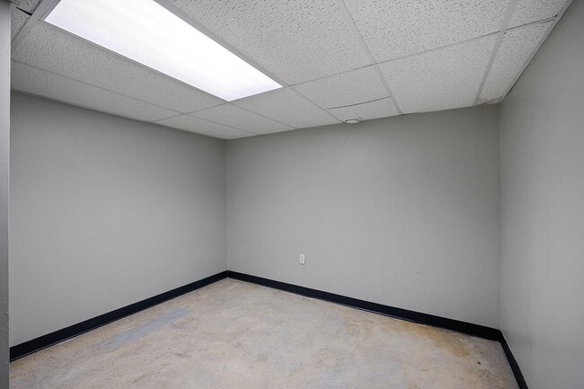 Building Photo - 131 Forest Hill Way