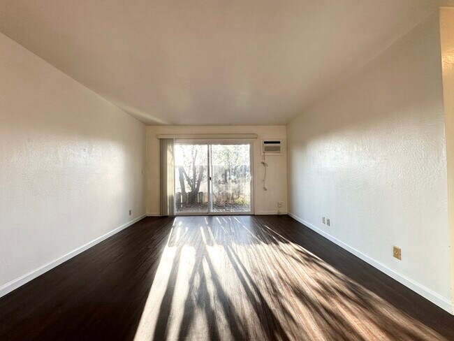 Building Photo - Charming cottage style unit located in Sacramento!