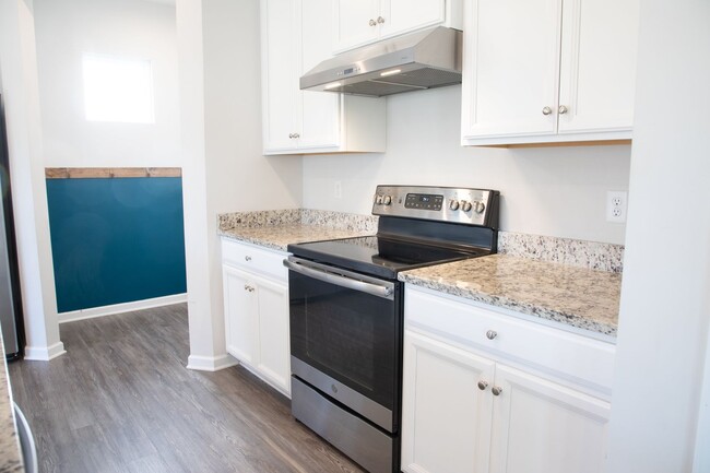 Building Photo - 4 Bedroom, 2.5 Bath Home w/ Fenced Backyard and 2 Car Garage