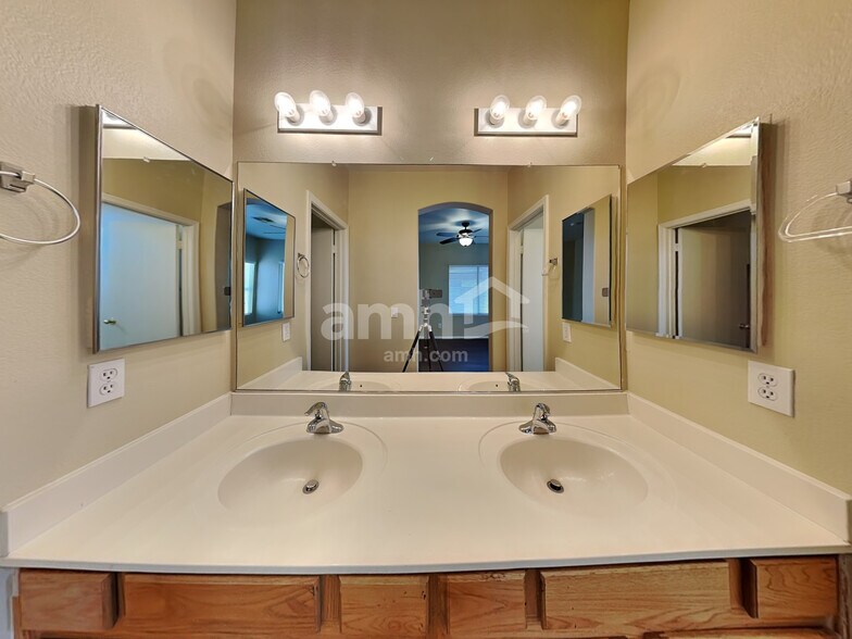 Building Photo - 15640 W Magnolia St