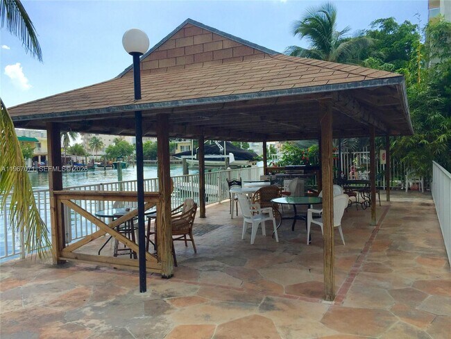 Building Photo - 7207 Bay Dr