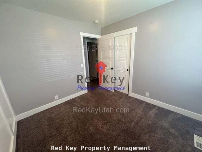 Building Photo - 176 Country Club Dr