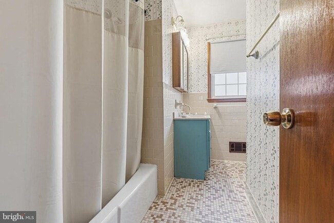 Building Photo - 6219 Groveland Rd