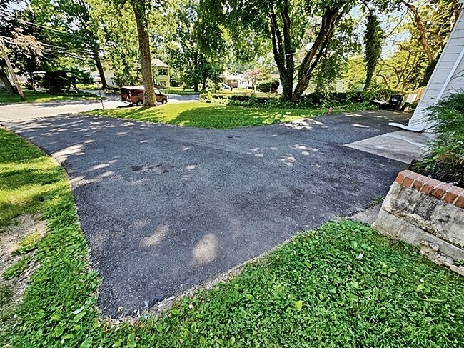 Building Photo - 127 Hazelhurst Ave