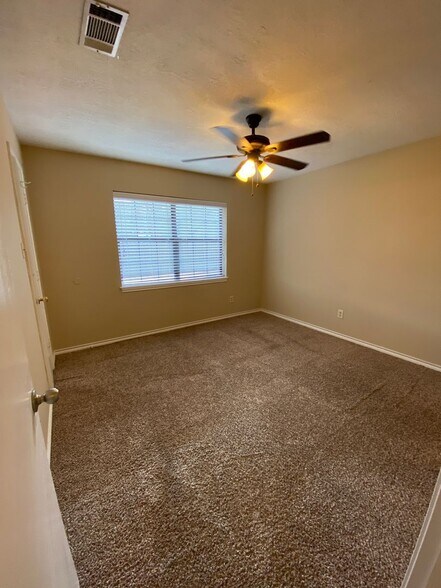 Building Photo - AUGUST PRE-LEASE Spacious & Affordable 3 Bedroom 2 Bathroom Duplex ON BUS ROUTE