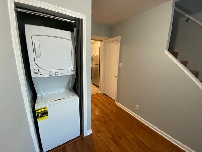 Building Photo - Lovely & Renovated Seton Hill 2bd + den/2b...