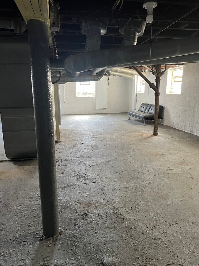 Building Photo - 15512 Kipling Ave