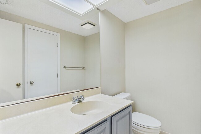 Building Photo - Charming 3-Bedroom Townhome in Sunset Woods