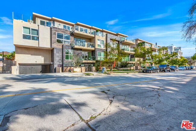 Building Photo - 728 N Sweetzer Ave