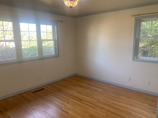 Building Photo - Colonial Style Home on Park-Like Grounds