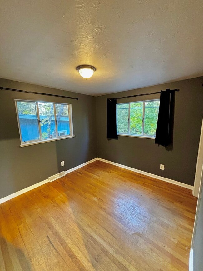 Building Photo - Stylish & Serene – One-Bedroom Golden Hous...