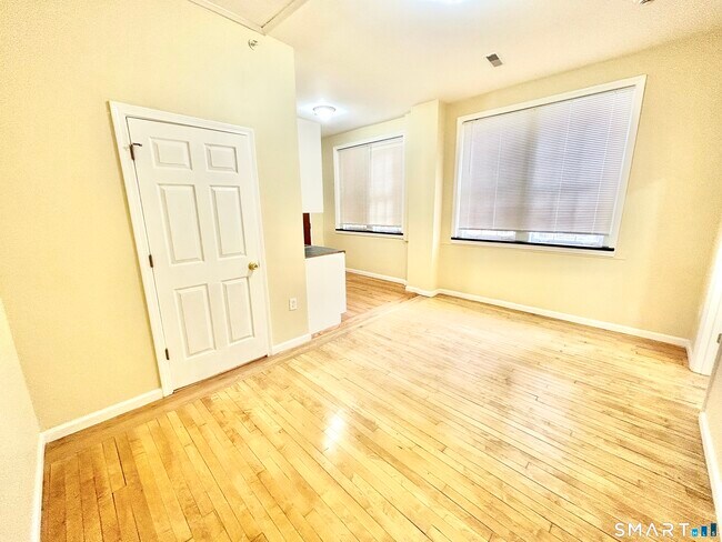 Building Photo - 135 W Main St