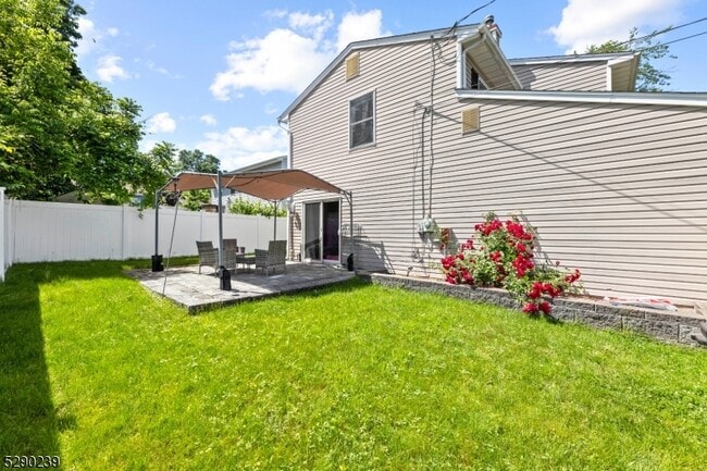 Building Photo - 161 River Dr