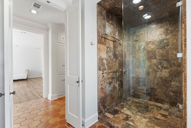 Building Photo - Elegant Living Minutes from the Medical Ce...