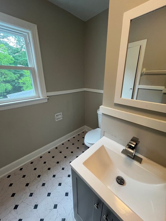 Building Photo - Charming 9 Bedroom Home Located In Raleigh NC!!!