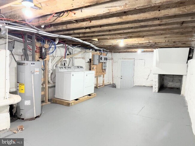 Building Photo - 319 E Lehigh Ave